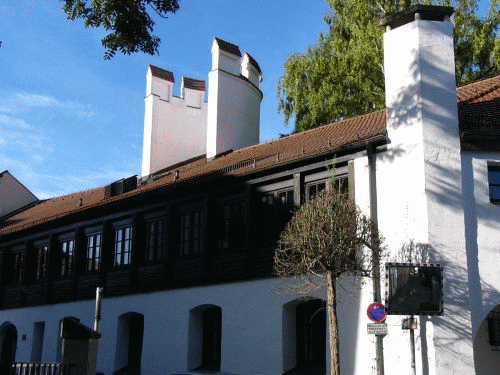 Foto Ingolstadt: Verschmelzung von Stadtmauer, Turm und Wohnhaus